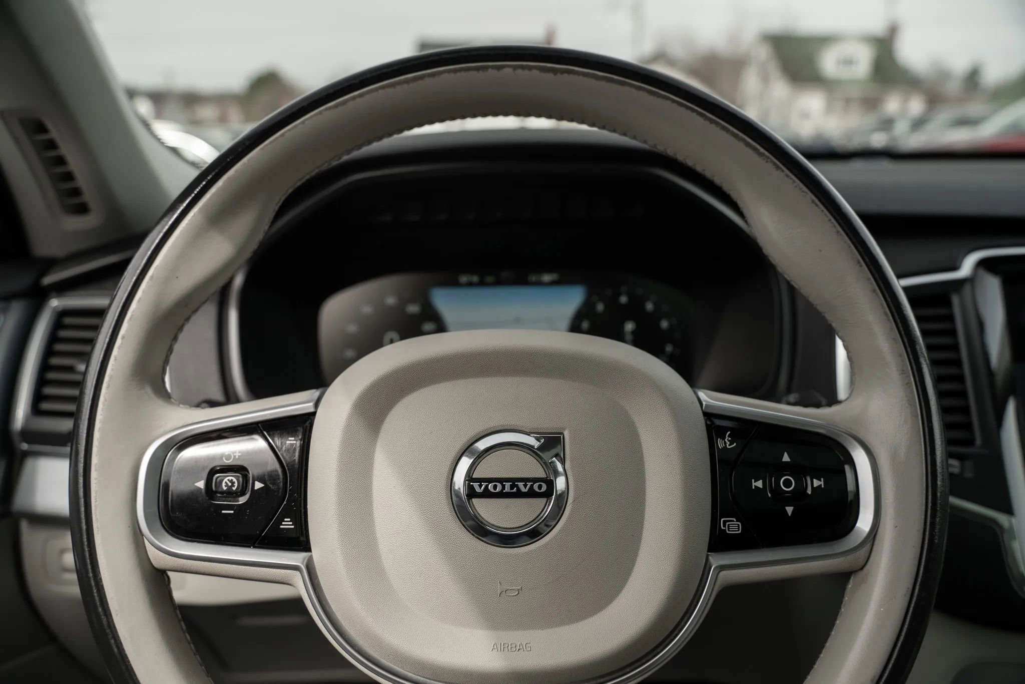 Used 2017 Volvo XC90 T6 Momentum w/ Vision Package image 21