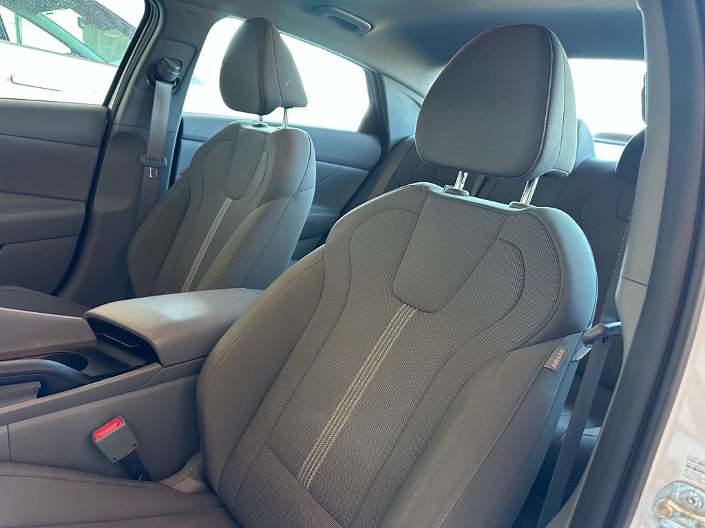 Used 2025 Hyundai Elantra SE image 13