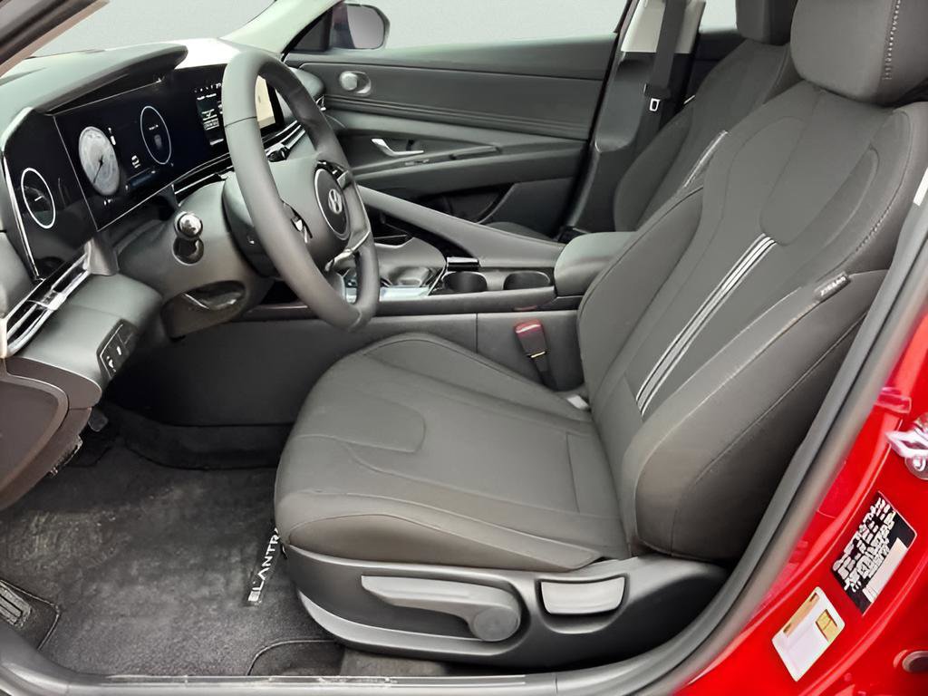 Used 2025 Hyundai Elantra Sport image 11