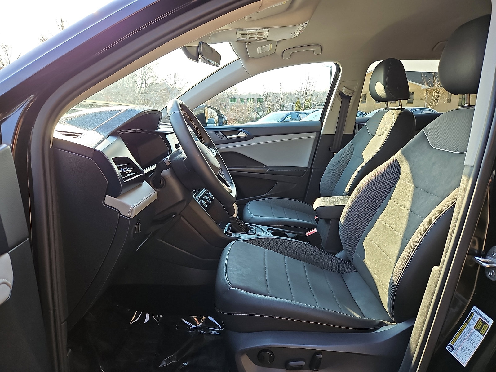 Used 2024 Volkswagen Taos SE image 13