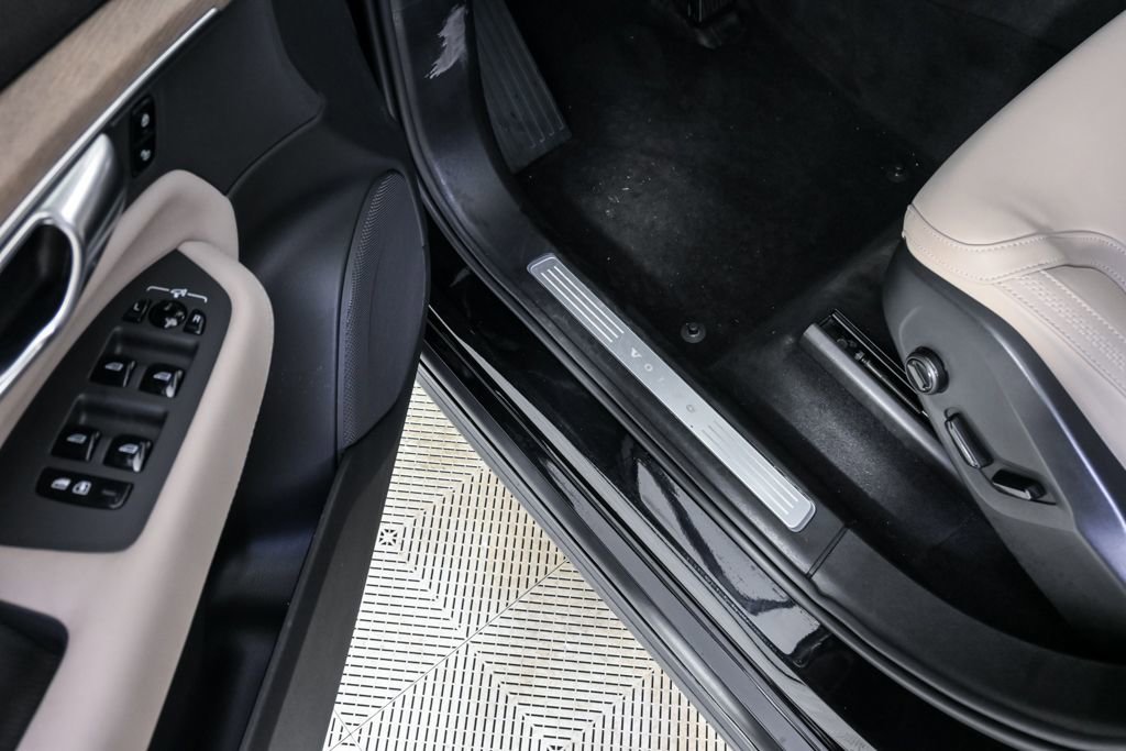 Certified 2025 Volvo XC90 B6 Plus image 10