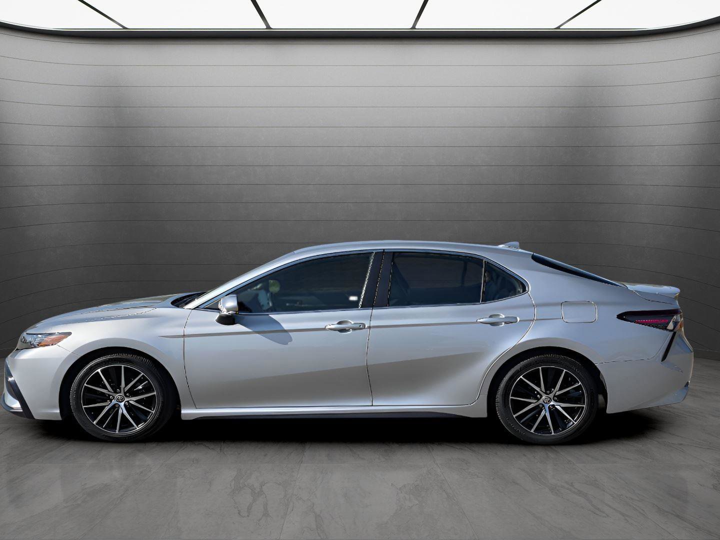 Used 2022 Toyota Camry SE w/ Cold Weather Package image 2