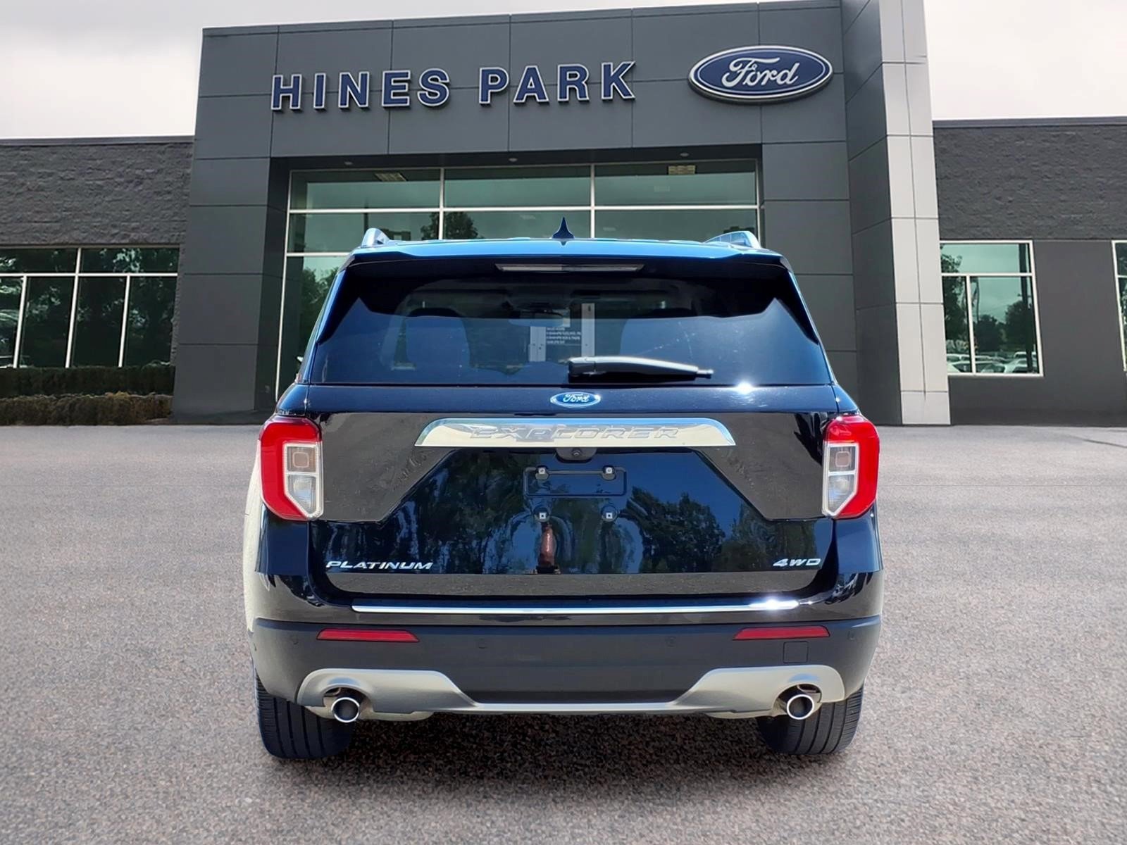 Used 2023 Ford Explorer Platinum w/ Technology Package AWD/4WD image 6