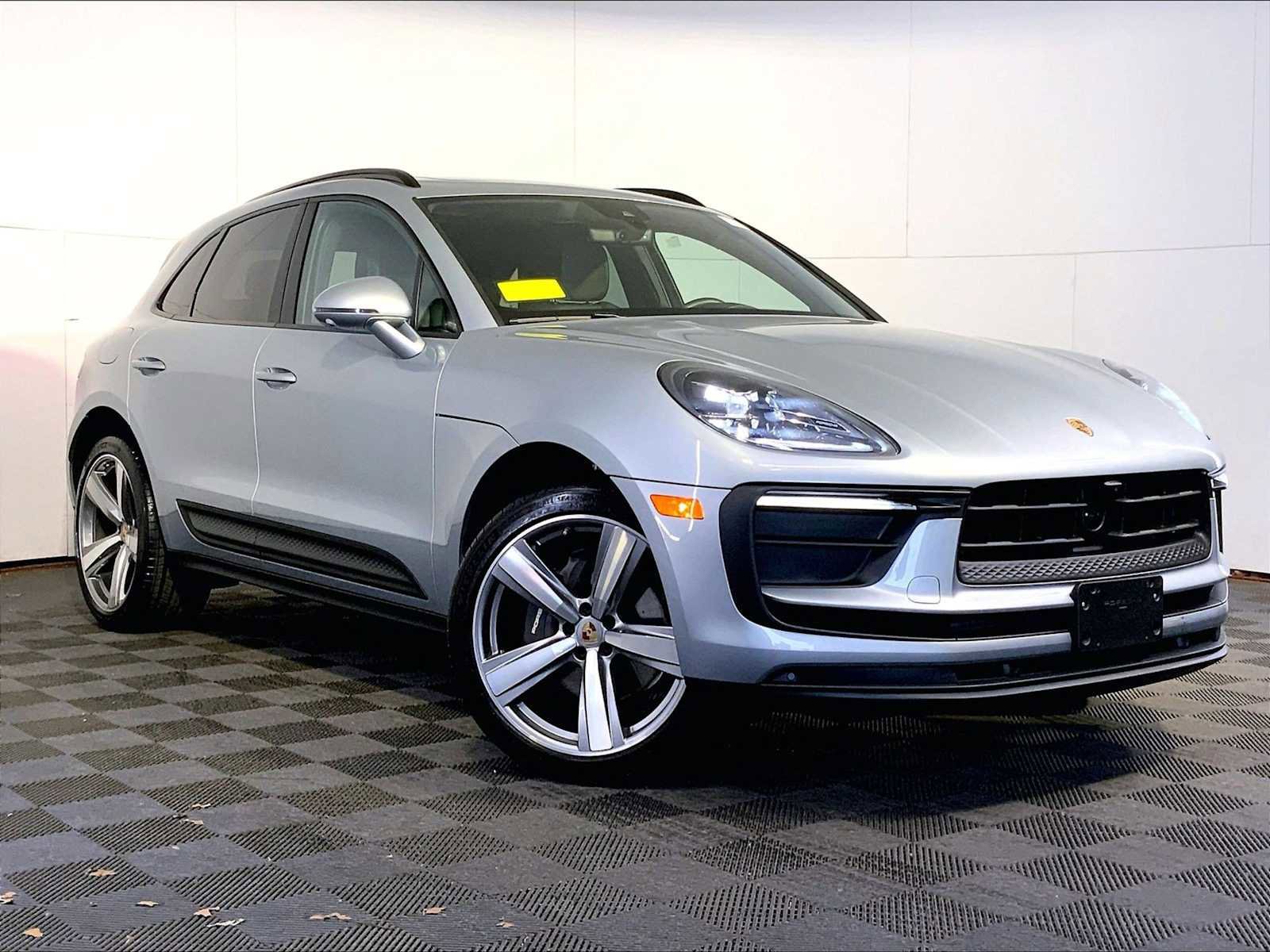 Certified 2025 Porsche Macan image 9