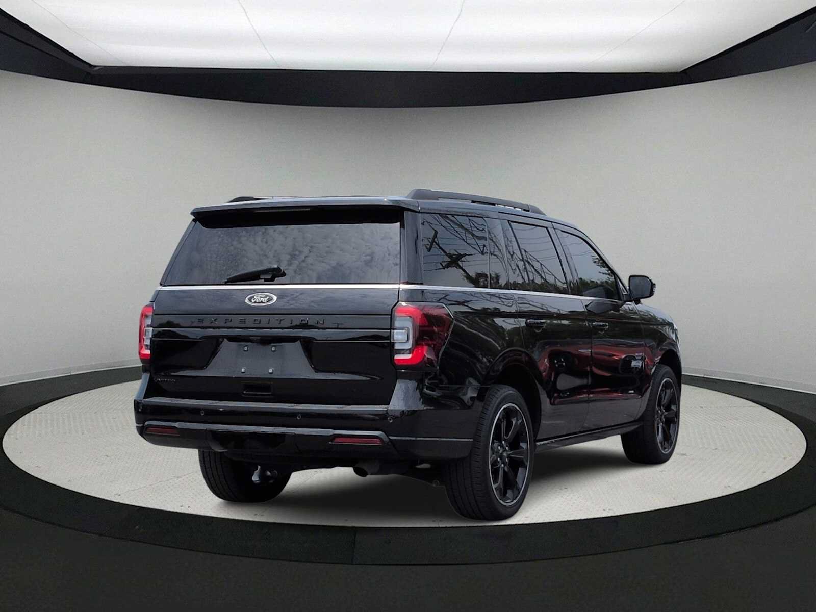 Used 2024 Ford Expedition Limited AWD/4WD image 8