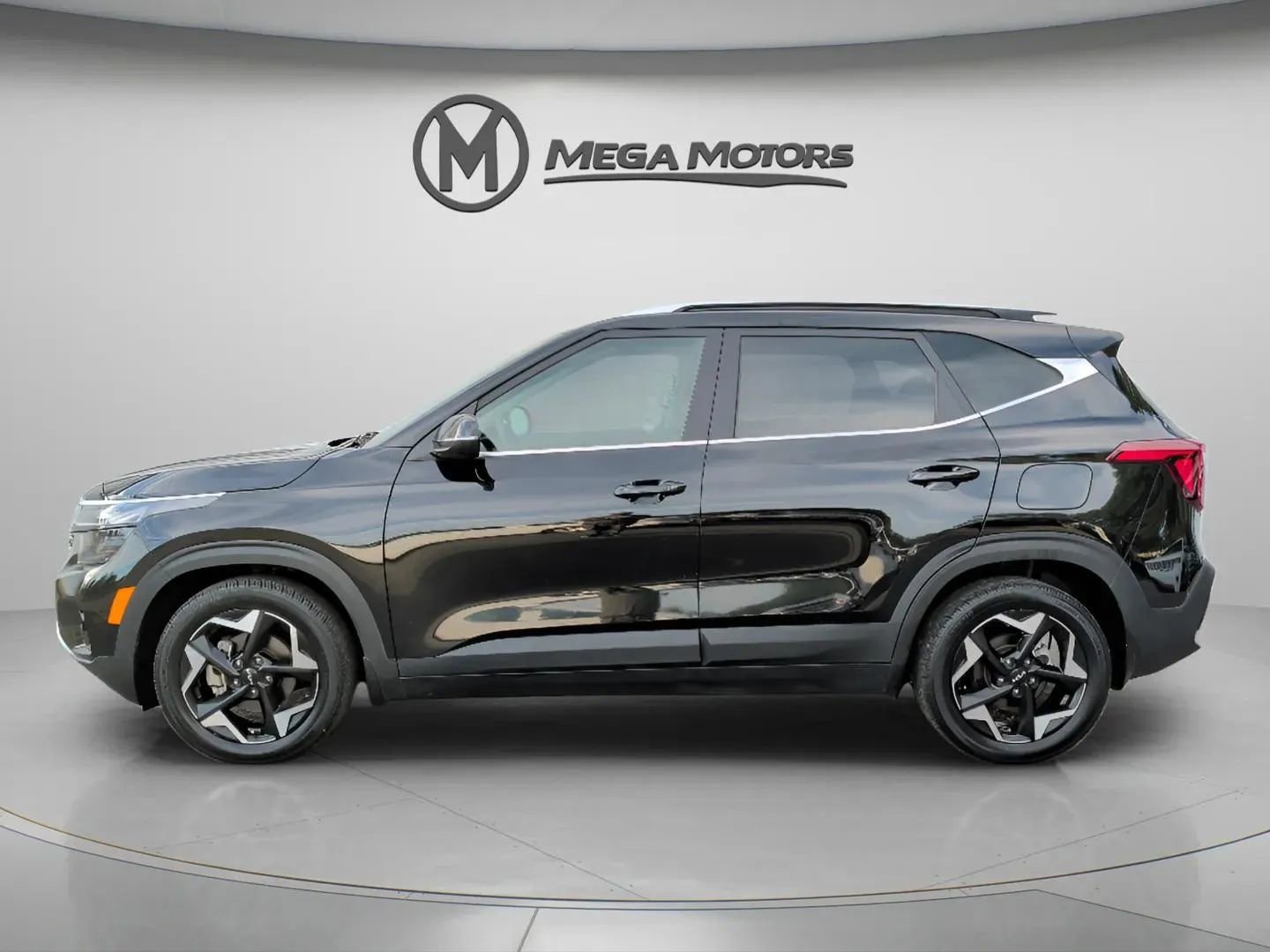 Used 2024 Kia Seltos EX image 2