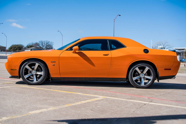 Used 2014 Dodge Challenger R/T RWD image 3