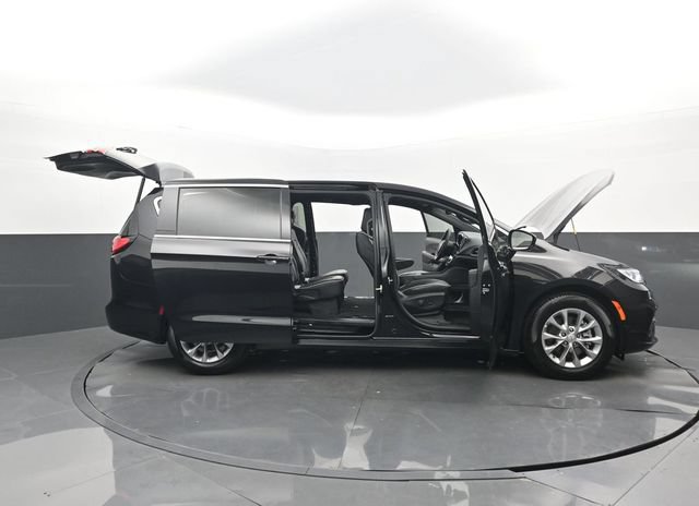 Used 2026 Chrysler Pacifica Limited FWD image 32