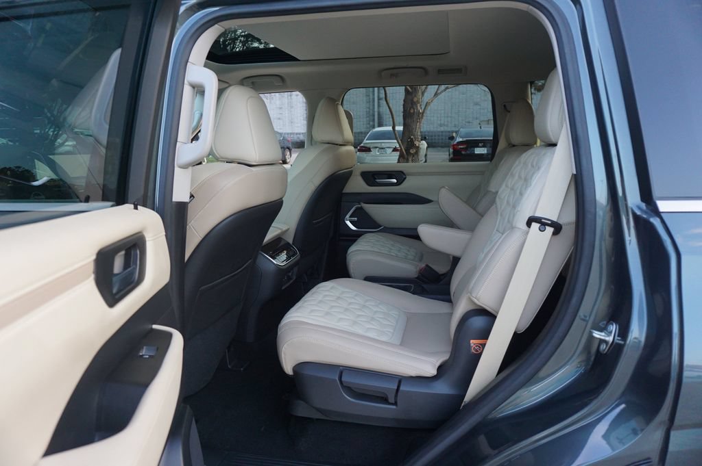 Used 2025 Nissan Armada Platinum RWD image 14
