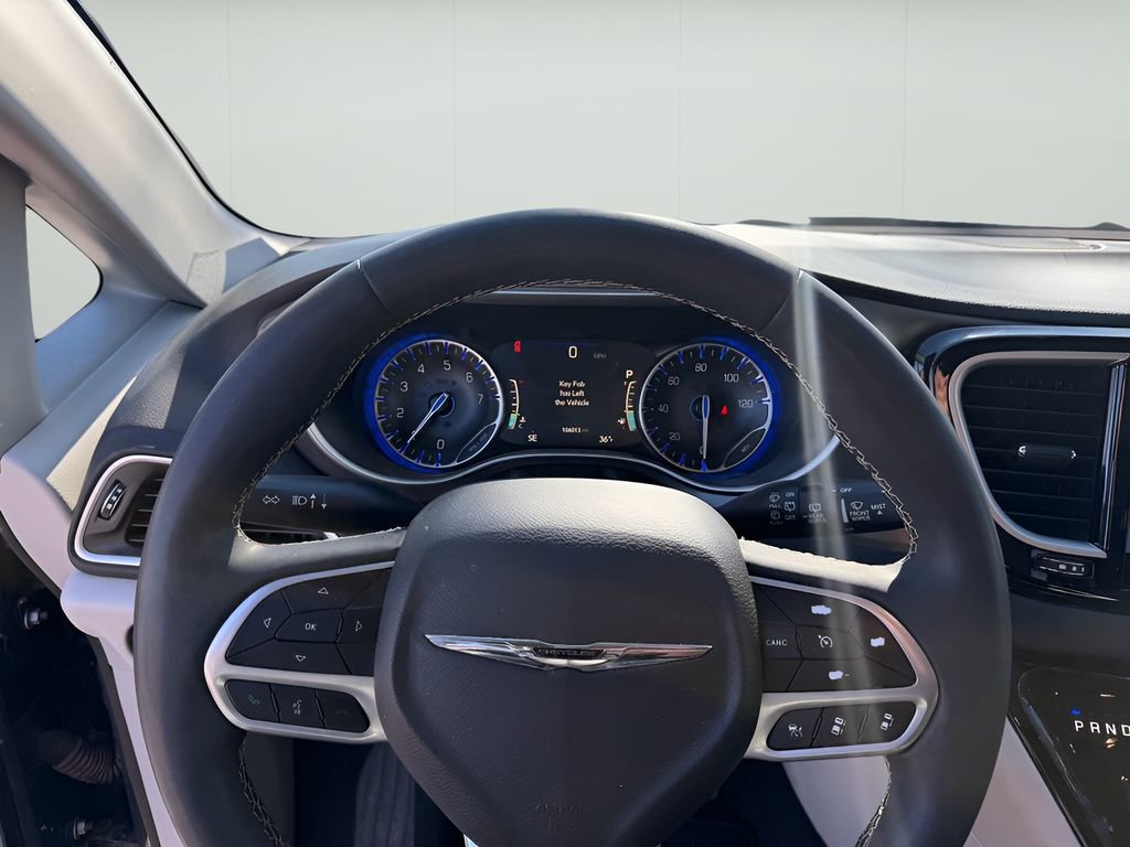 Used 2024 Chrysler Pacifica Touring-L image 22