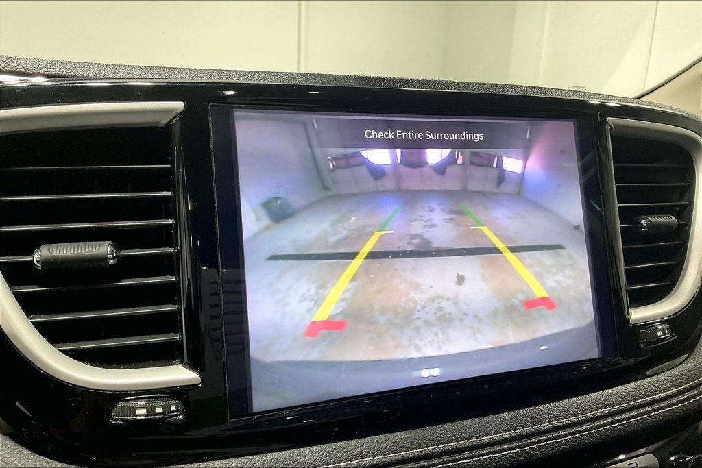 Used 2022 Chrysler Pacifica Touring-L FWD image 27