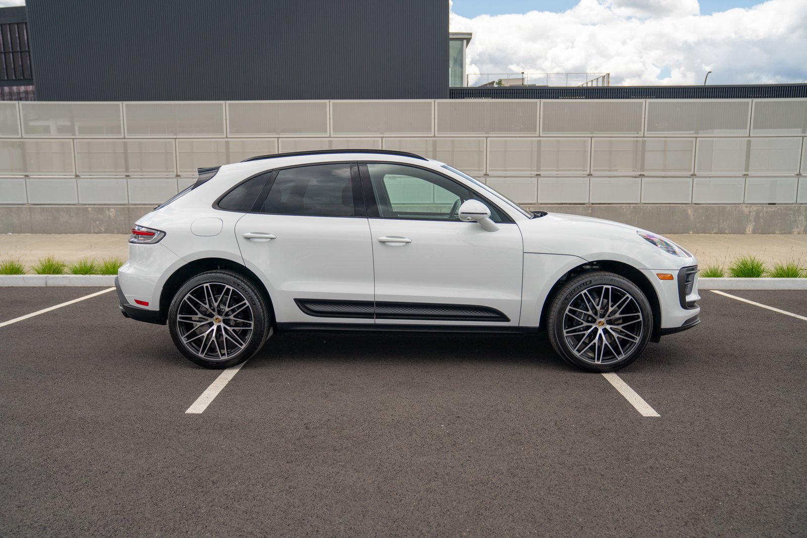 Certified 2026 Porsche Macan AWD/4WD image 8