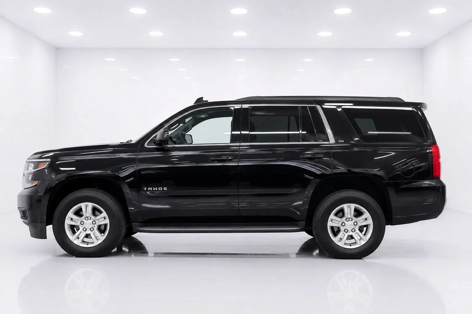 Used 2022 Chevrolet Suburban Premier AWD/4WD image 2