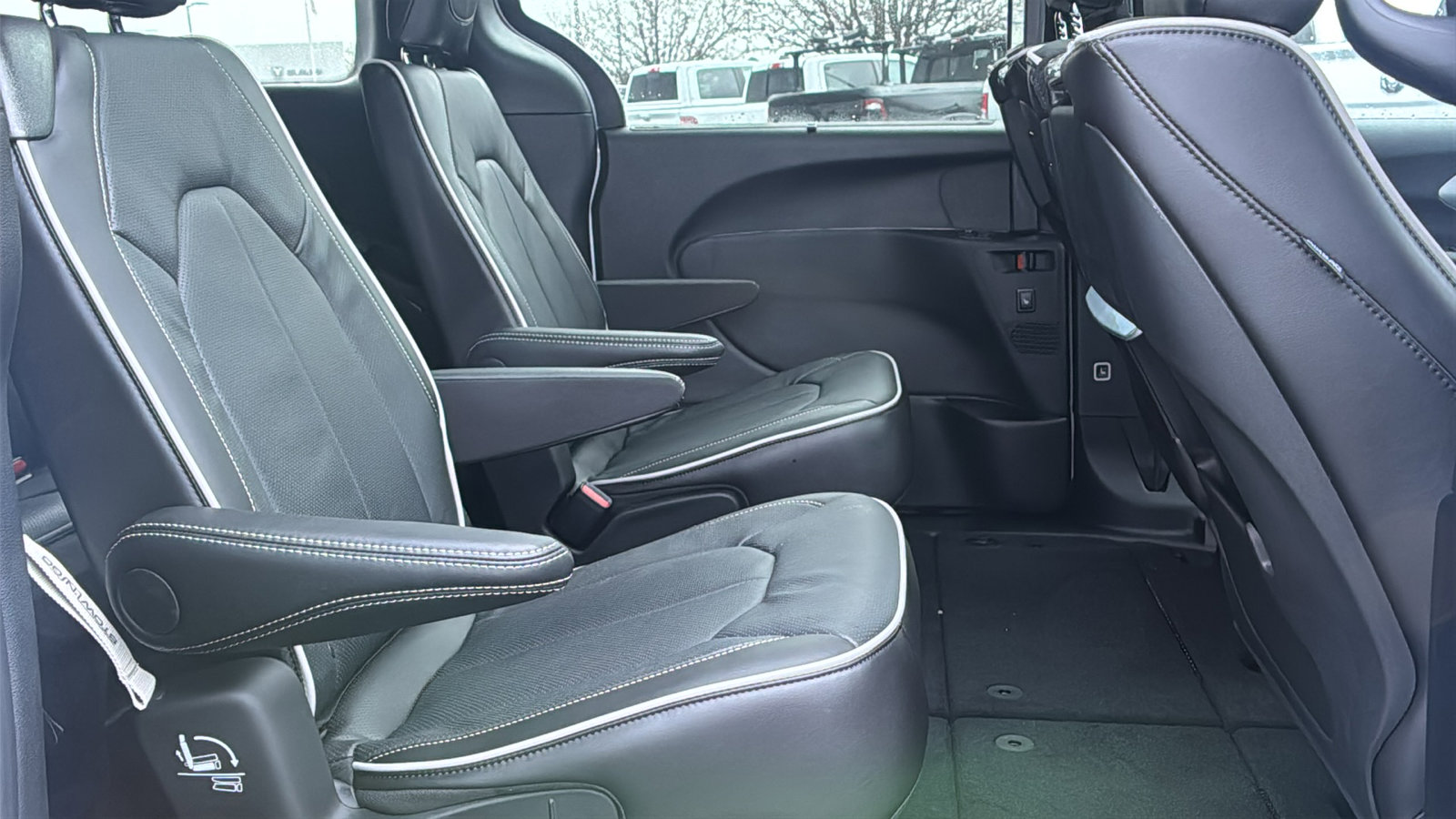 New 2026 Chrysler Pacifica Limited w/ Uconnect Theater Family Group image 14