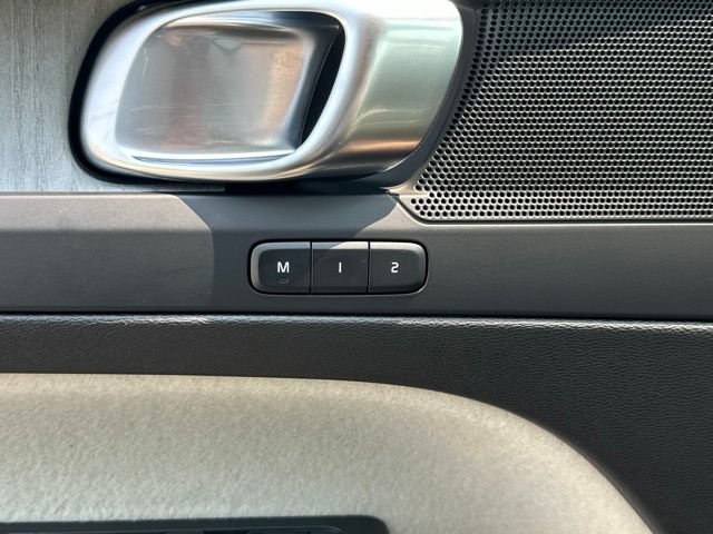 Certified 2025 Volvo XC40 B5 Plus AWD/4WD image 32