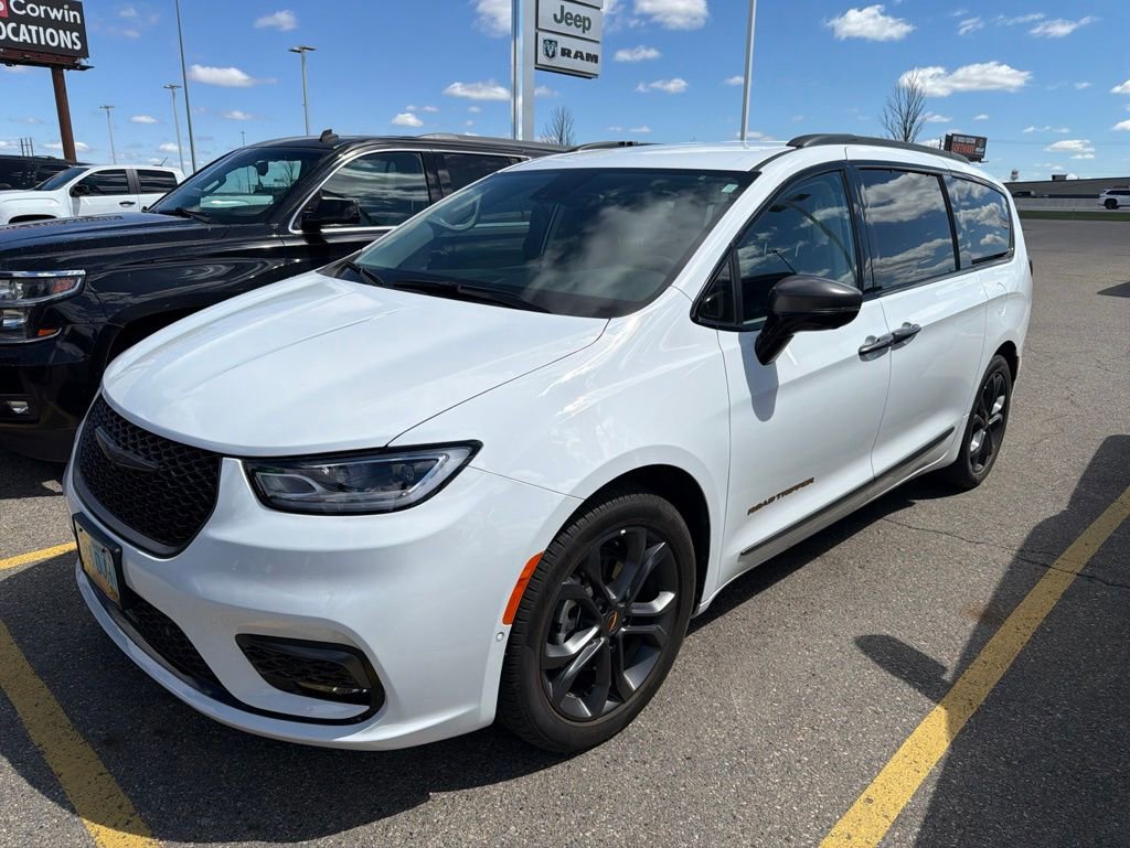 Used 2024 Chrysler Pacifica Touring-L w/ Road Tripper Package FWD image 4