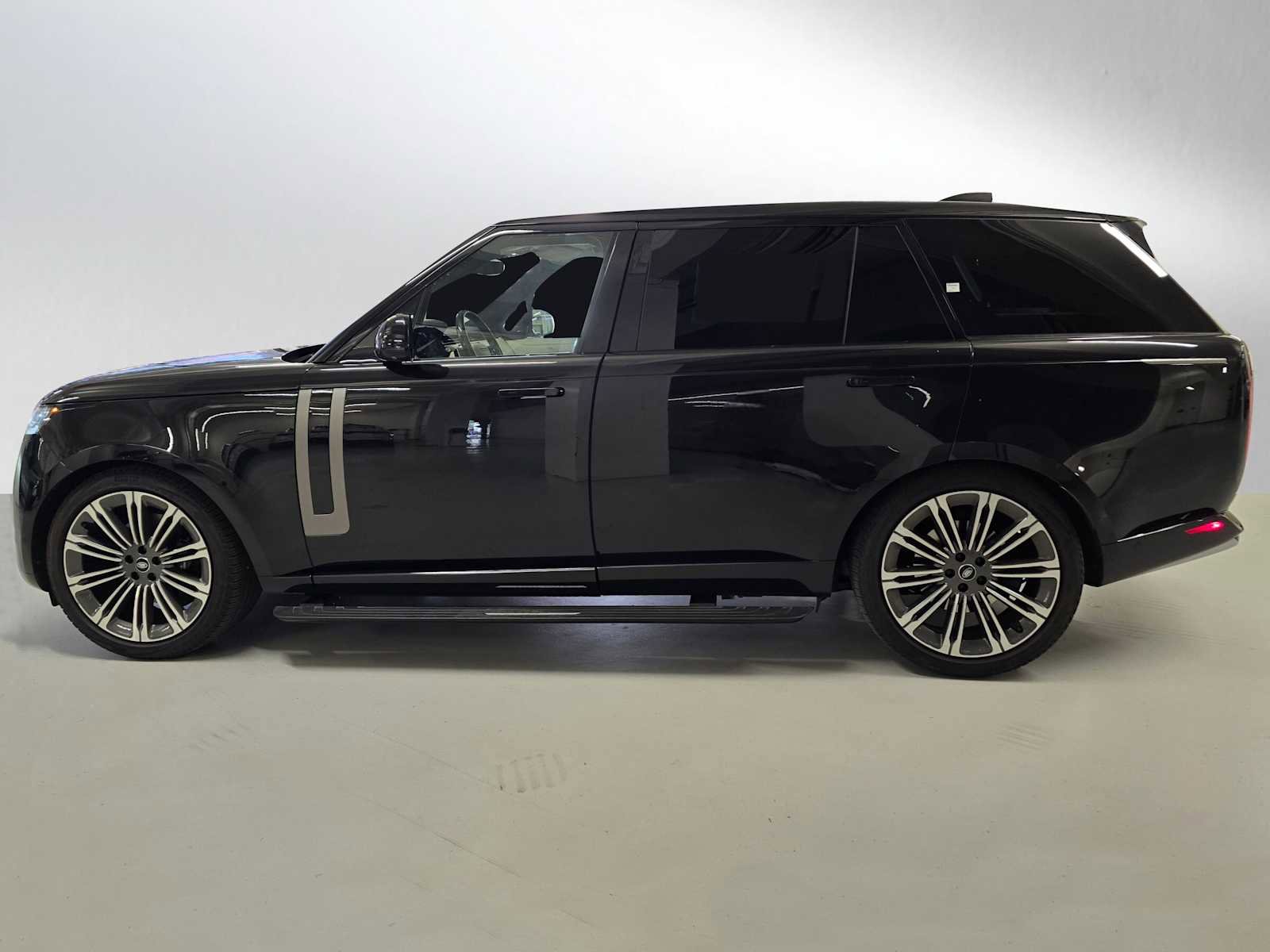 Used 2023 Land Rover Range Rover Long Wheelbase SE AWD/4WD image 2