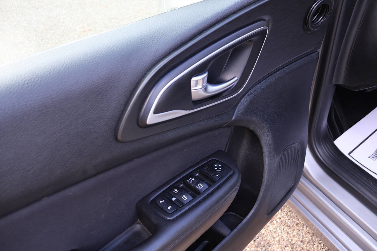 Used 2015 Chrysler 200 Limited w/ Convenience Group FWD image 12