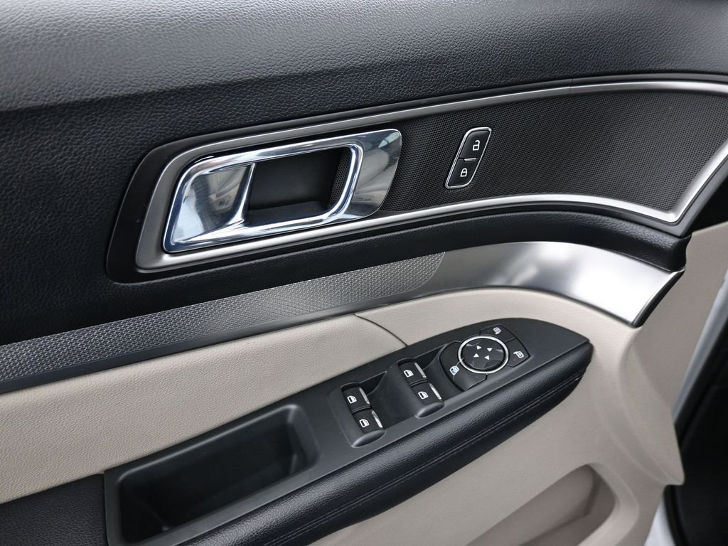 Used 2018 Ford Explorer XLT image 11