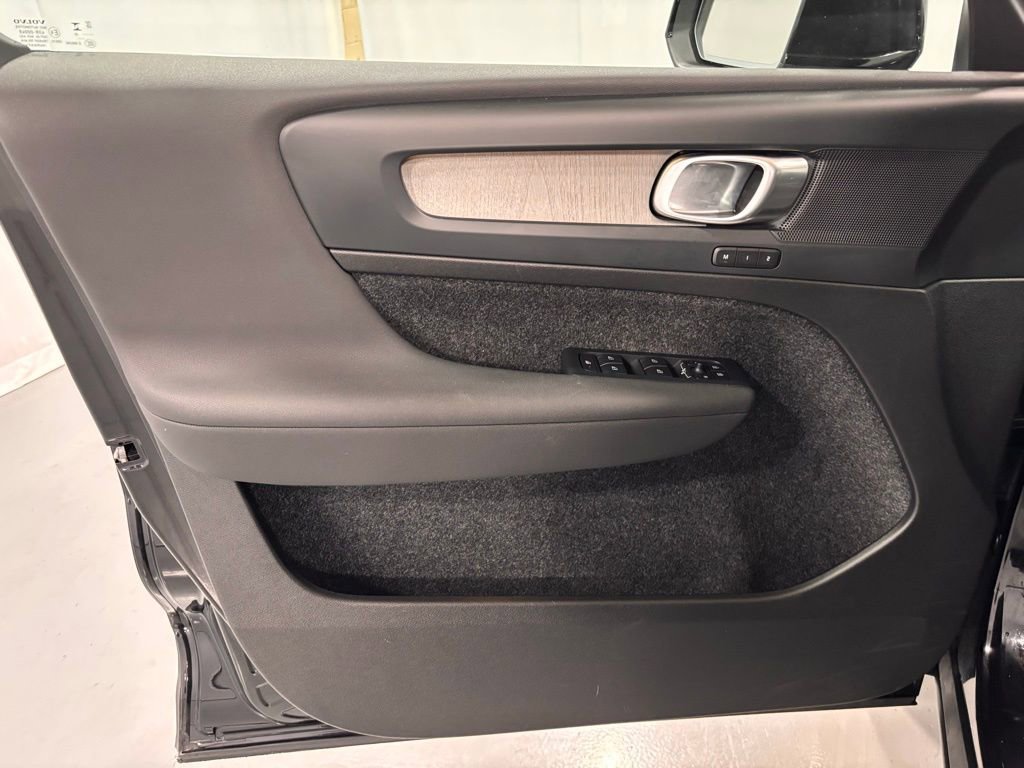 Certified 2025 Volvo XC40 B5 Plus image 15
