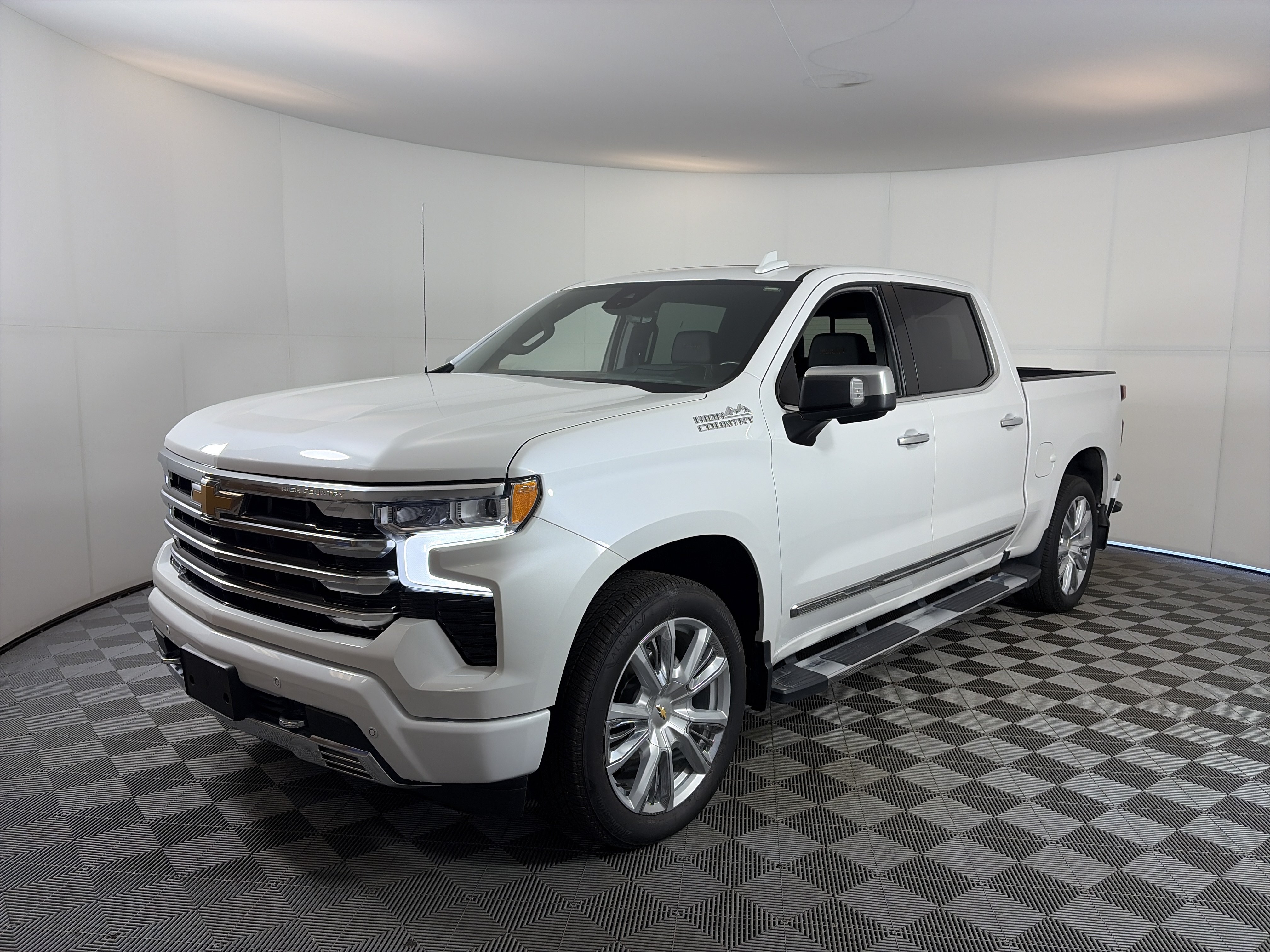 Used 2024 Chevrolet Silverado 1500 High Country w/ High Country Premium Package AWD/4WD image 2