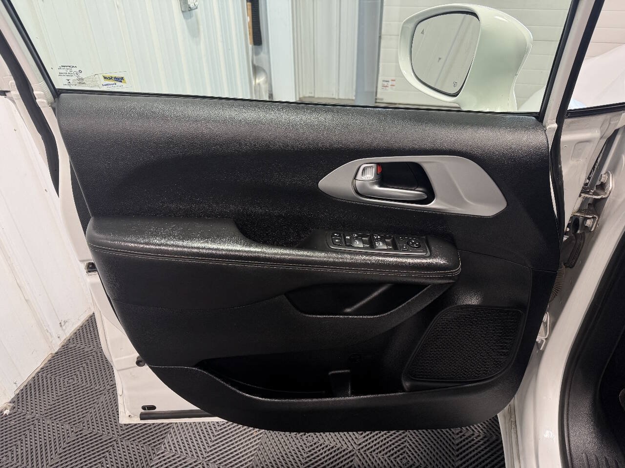 Used 2018 Chrysler Pacifica Touring Plus w/ S Appearance Package FWD image 7