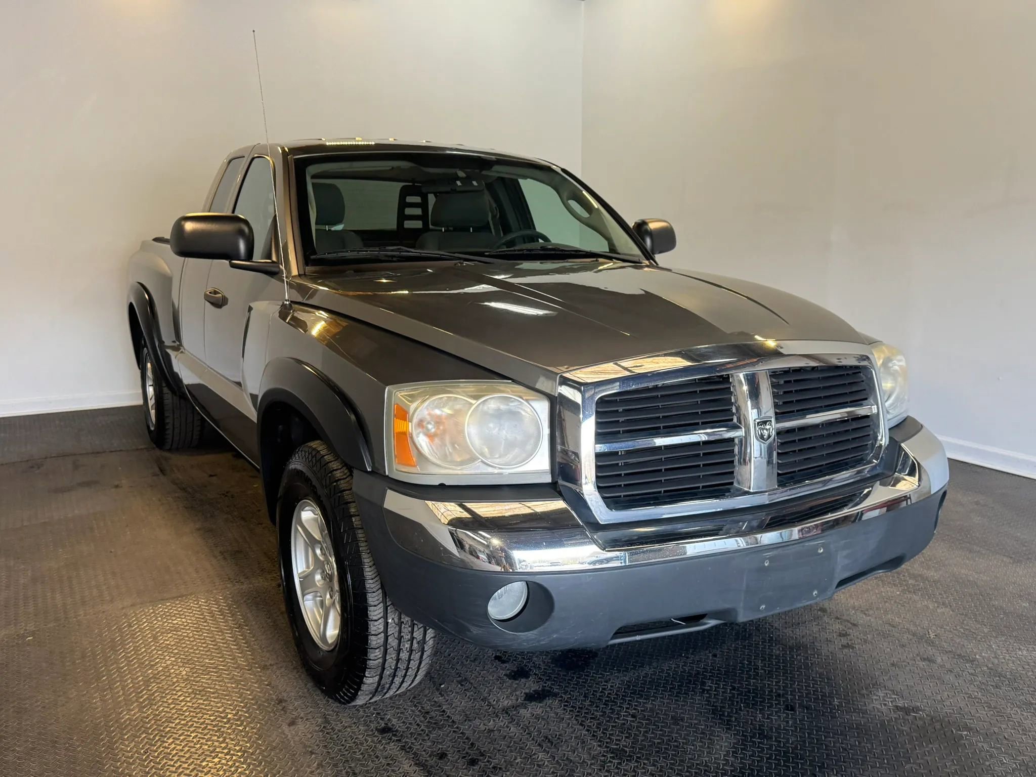 Used 2005 Dodge Dakota SLT image 3