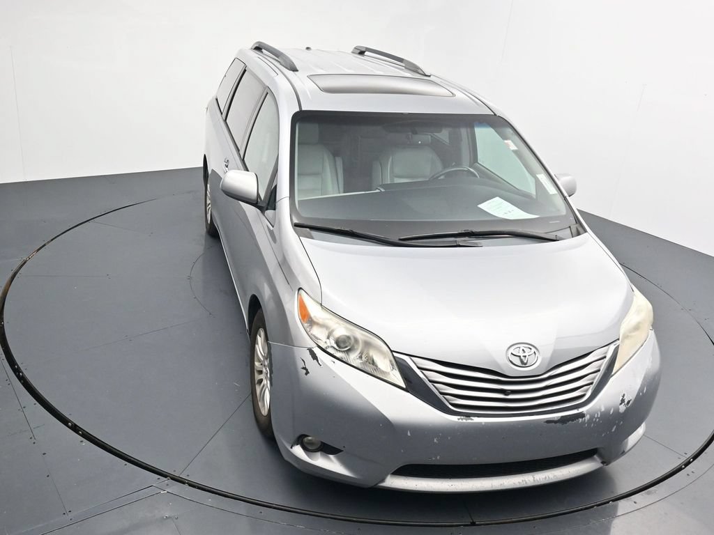 Used 2015 Toyota Sienna XLE w/ Four Season Floor Mat Package FWD image 10