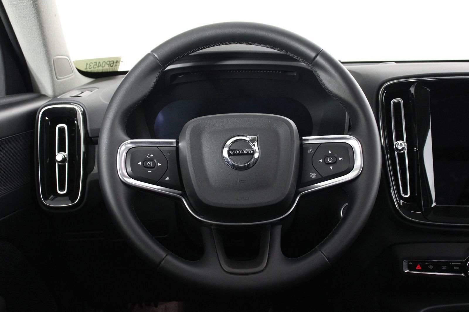 Certified 2025 Volvo XC40 B5 Plus image 8