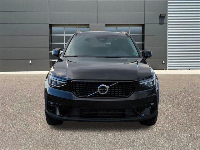 Used 2025 Volvo XC40 B5 Plus image 2