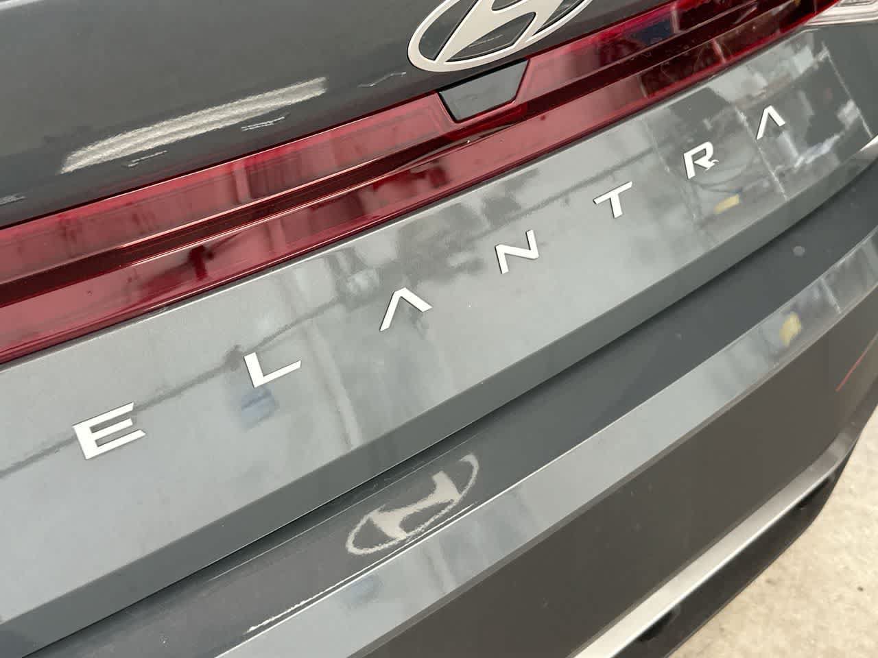 Used 2025 Hyundai Elantra SE FWD image 10