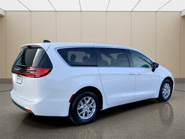 New 2026 Chrysler Pacifica Select image 4