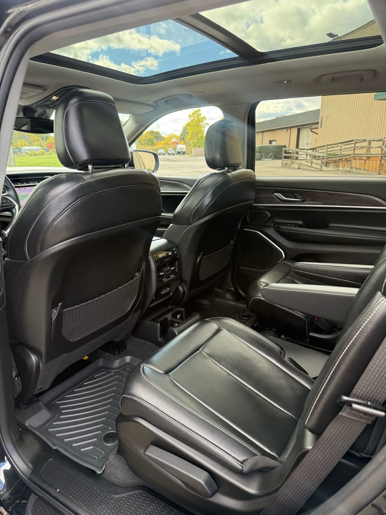 Used 2022 Jeep Grand Cherokee L Limited w/ Black Appearance Package image 17