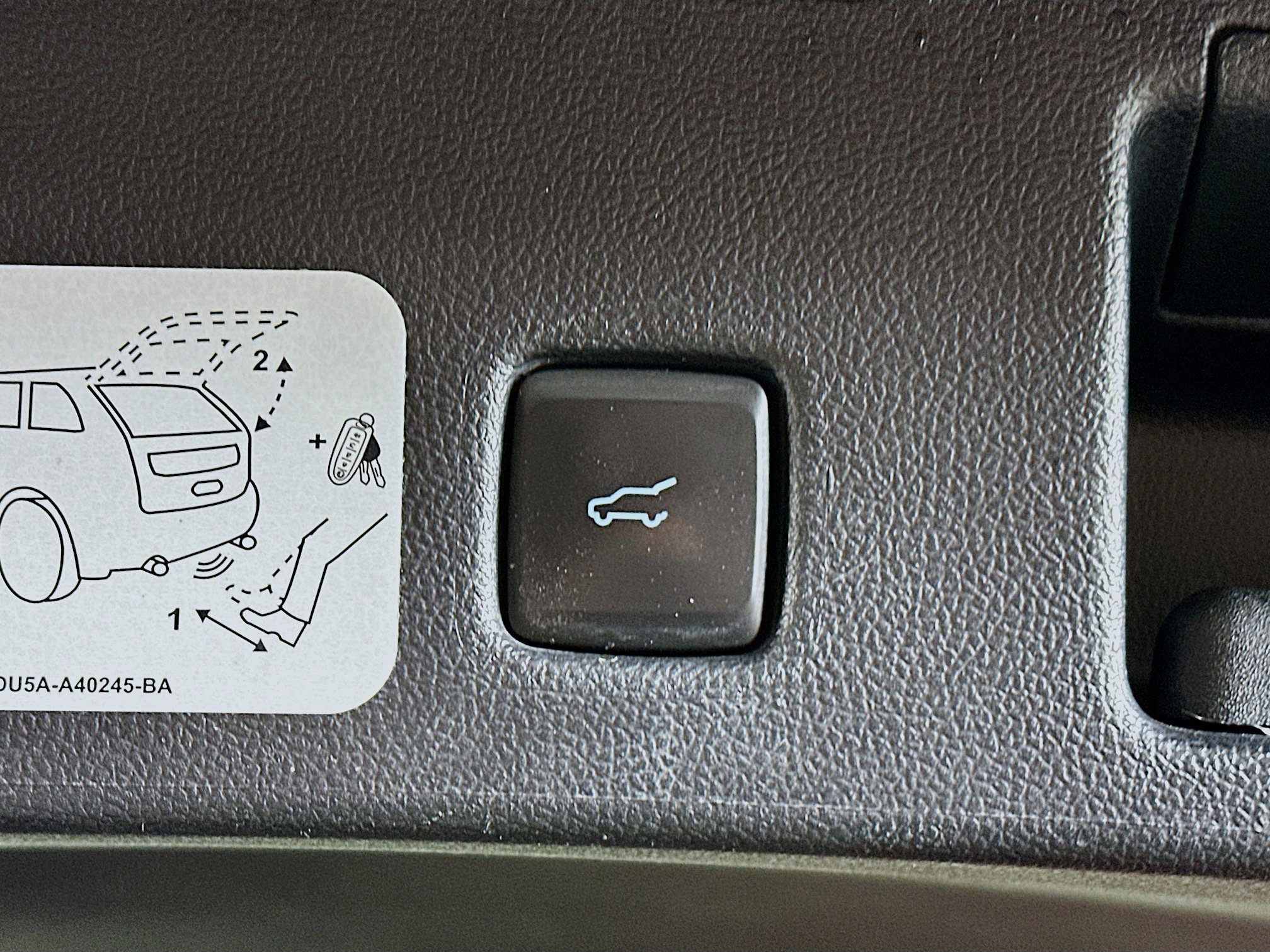 Used 2020 Ford Escape Titanium image 30