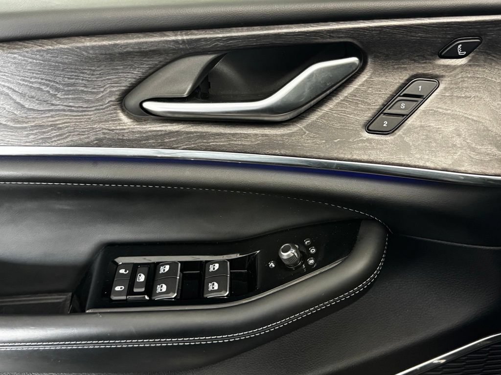 Certified 2023 Jeep Grand Cherokee Overland w/ Luxury Tech Group IV AWD/4WD image 13