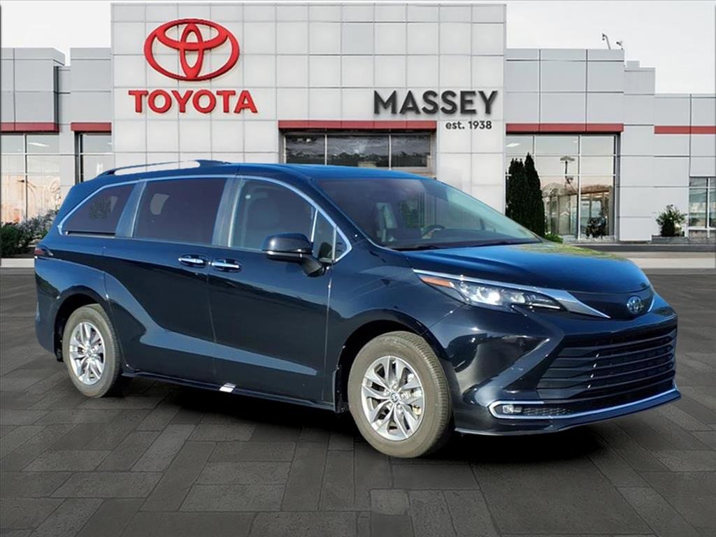 Used 2024 Toyota Sienna XLE image 1