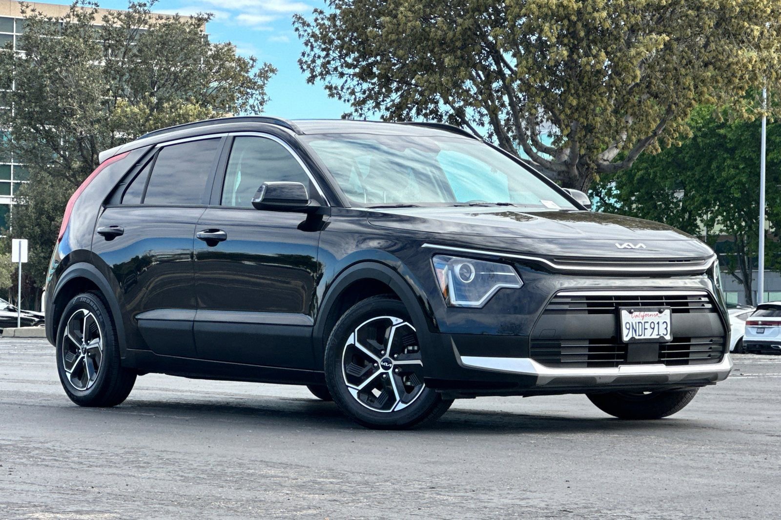 Used 2023 Kia Niro EX image 2