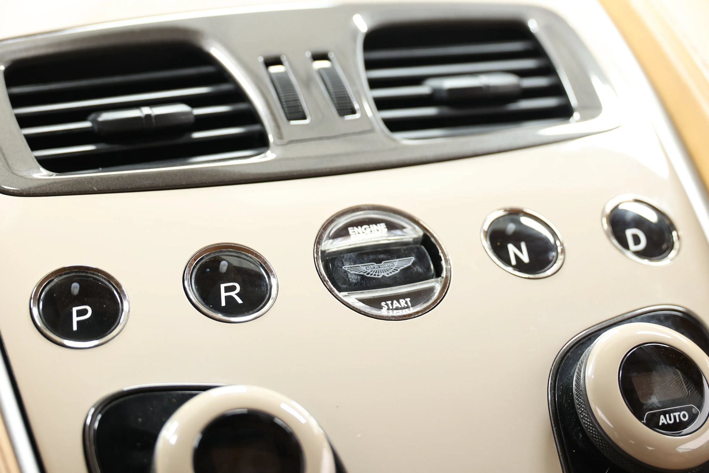 Used 2015 Aston Martin Vanquish Volante RWD image 35