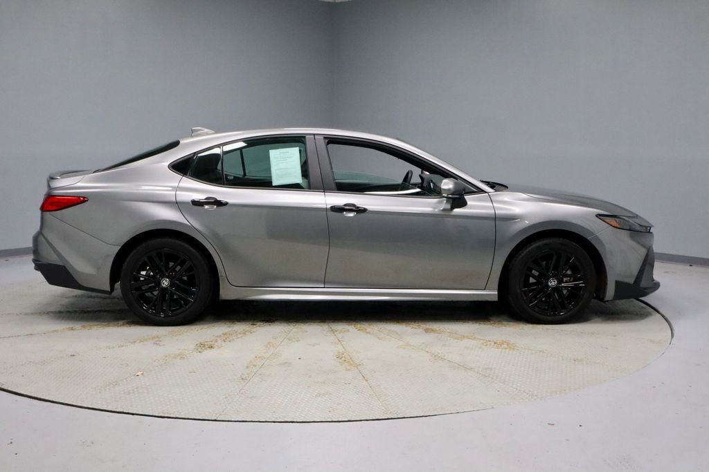 Used 2025 Toyota Camry SE image 11