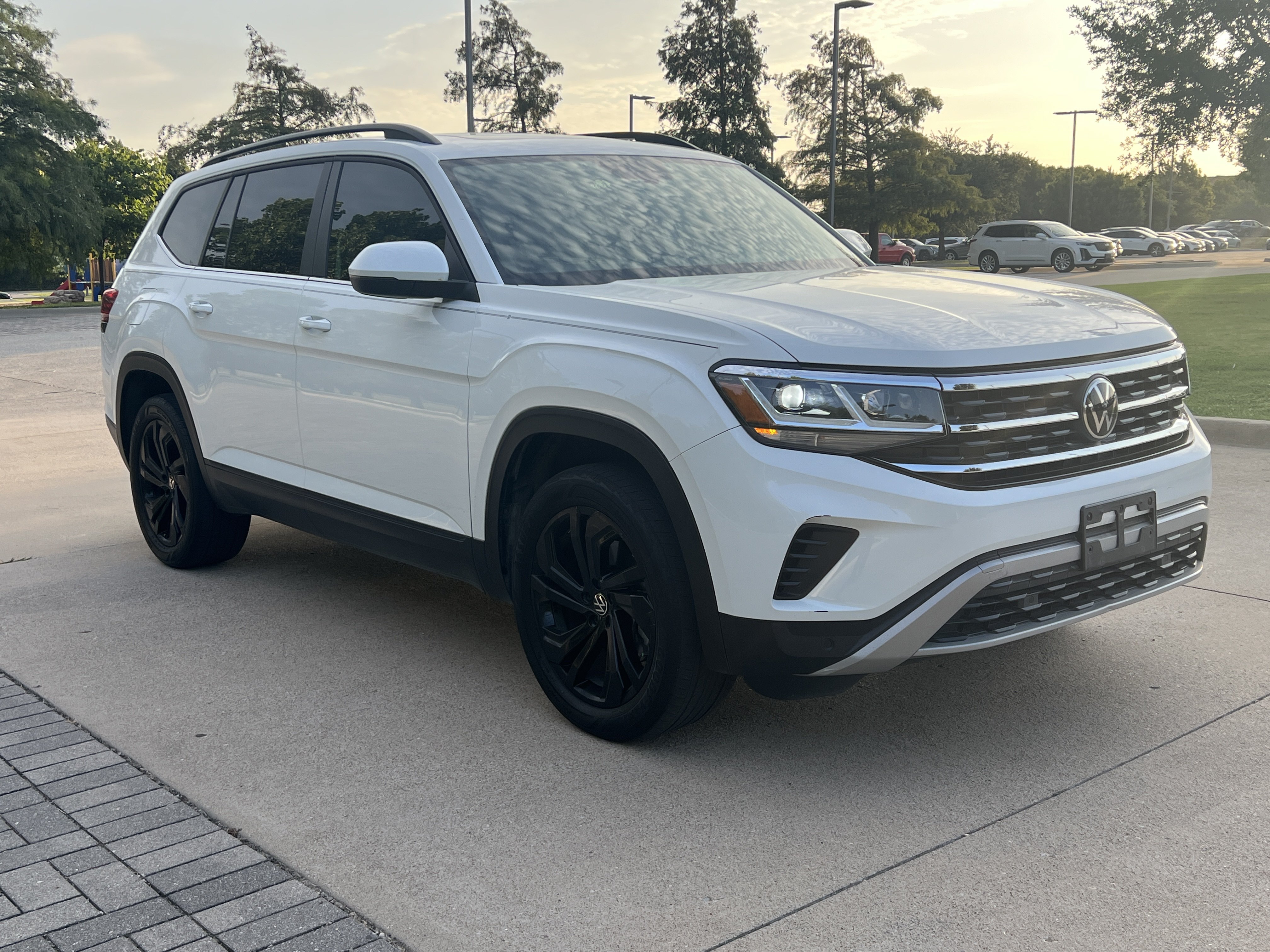 Certified 2023 Volkswagen Atlas SE w/ Panoramic Sunroof Package FWD image 2