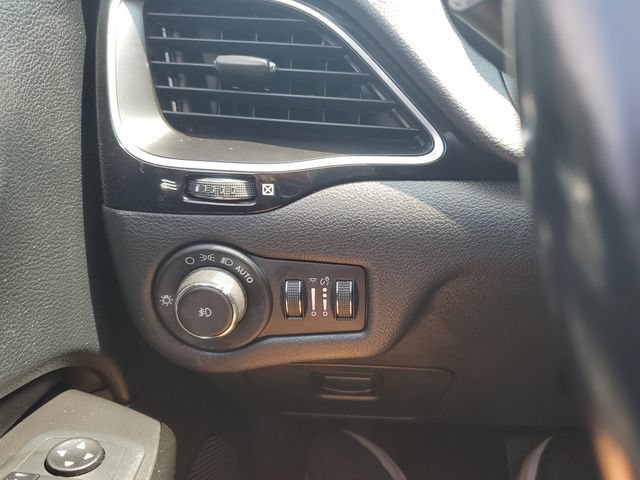 Used 2021 Jeep Cherokee Latitude Plus AWD/4WD image 22