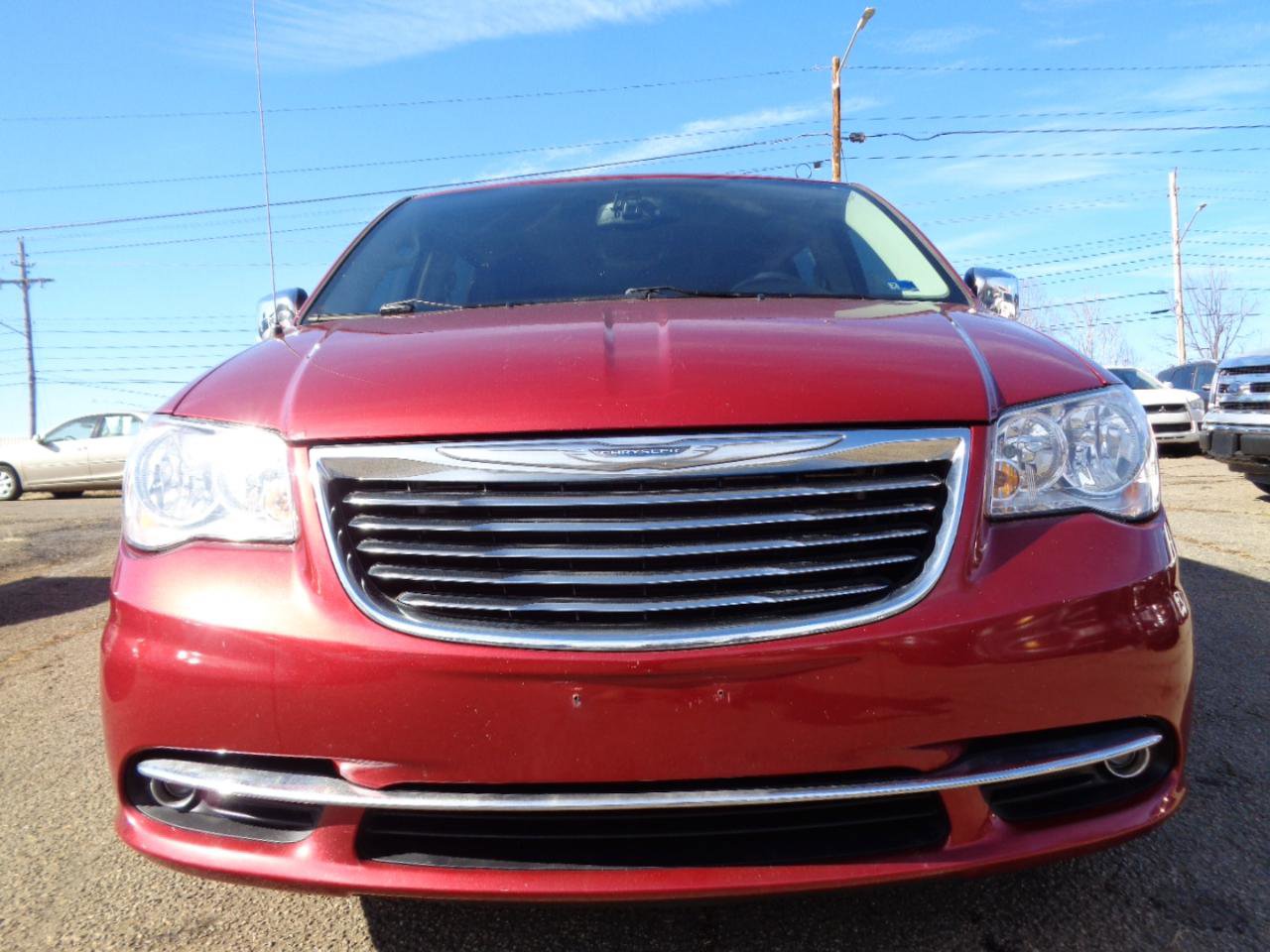 Used 2016 Chrysler Town & Country Touring-L image 2