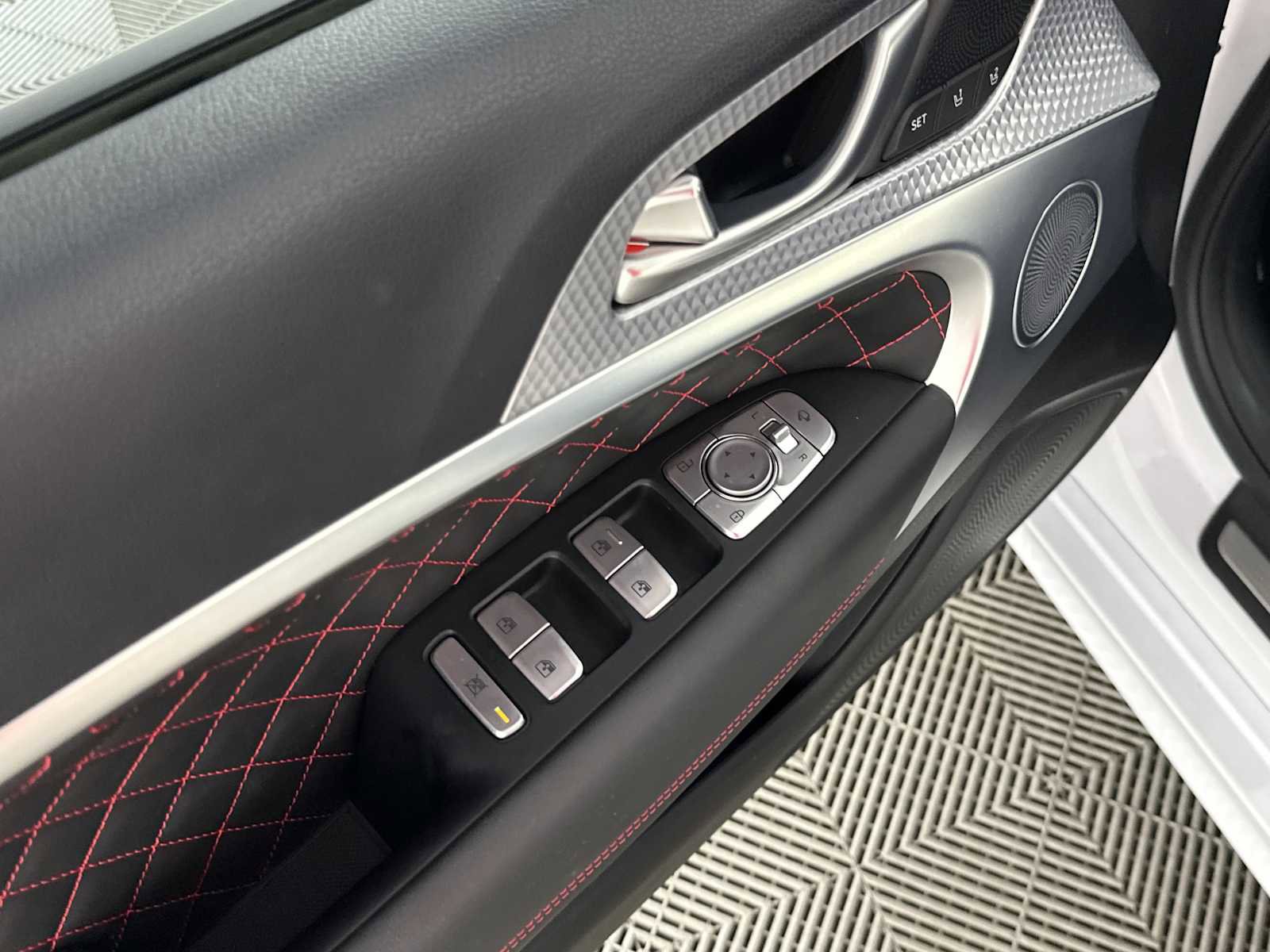 Used 2022 Genesis G70 3.3T image 16