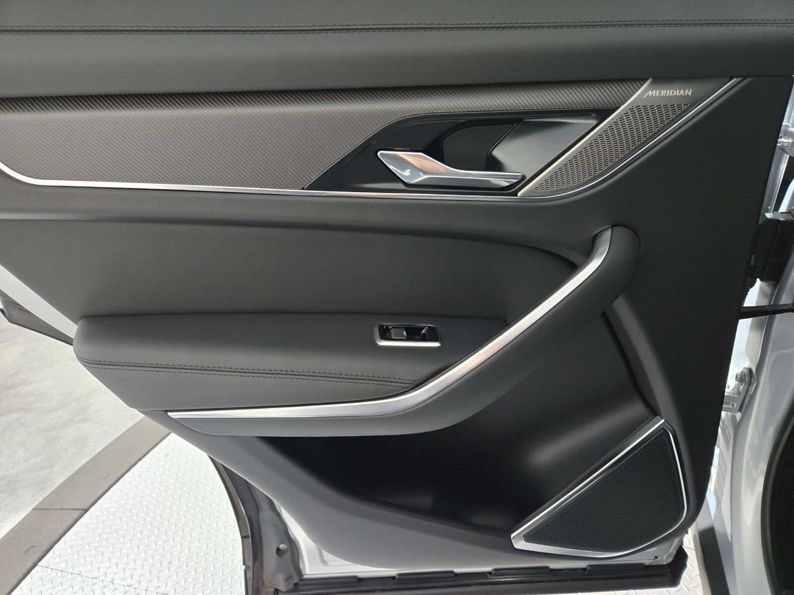 Used 2023 Jaguar F-PACE SVR image 21