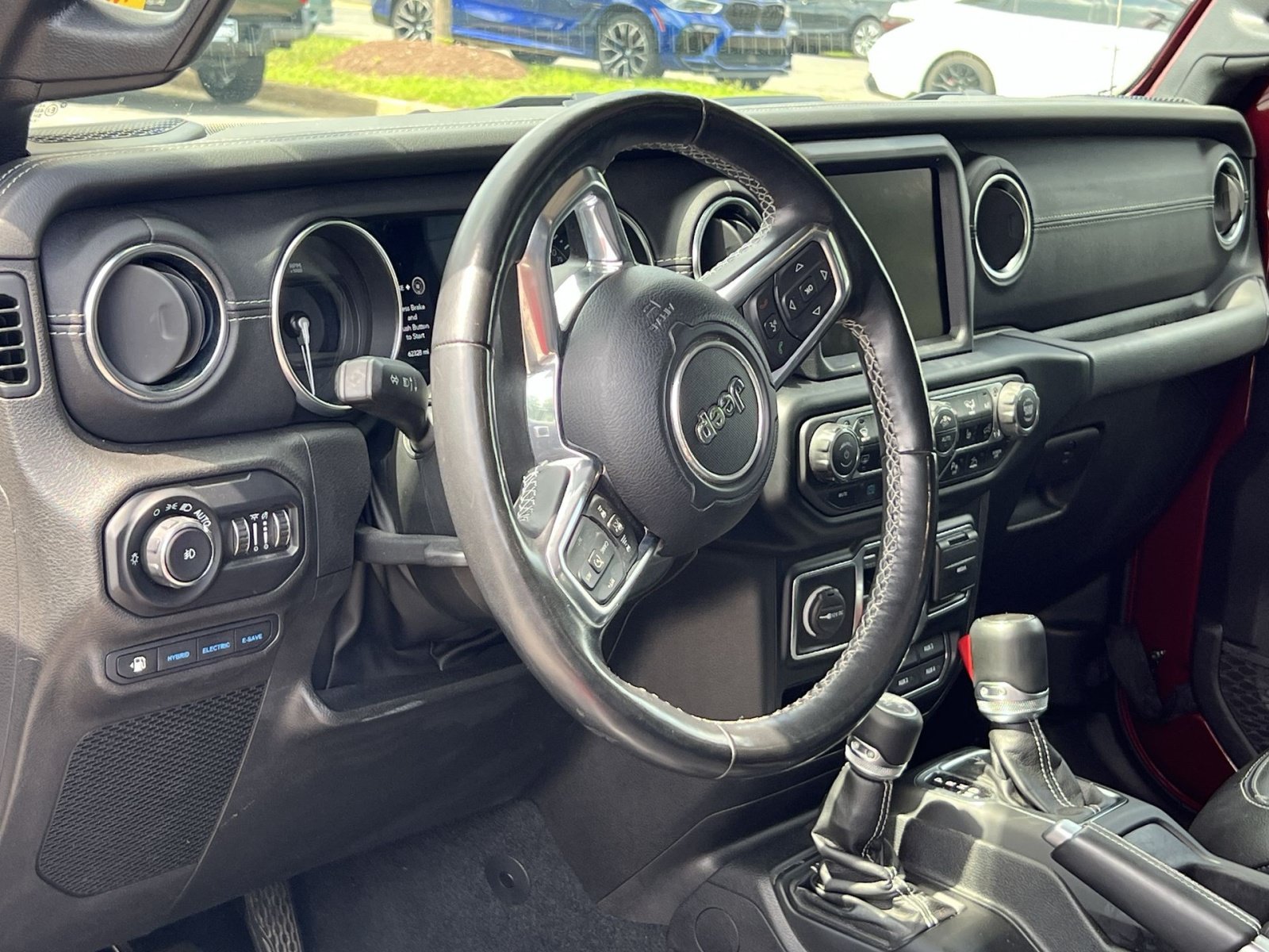 Used 2022 Jeep Wrangler Unlimited Sahara w/ Cold Weather Group AWD/4WD image 15