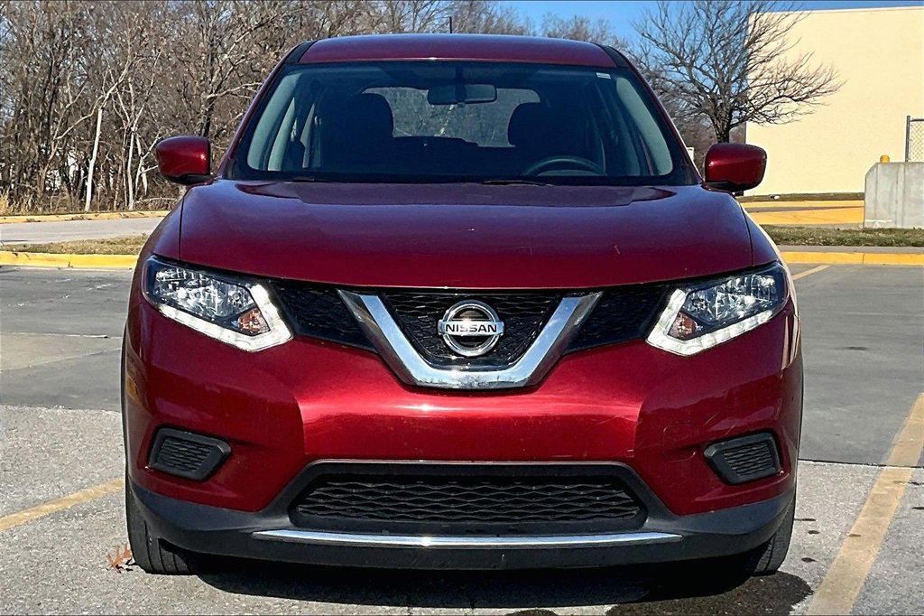 Used 2016 Nissan Rogue S image 2