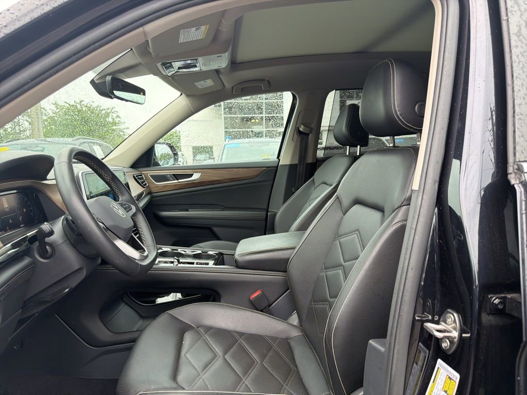 Used 2024 Volkswagen Atlas SE w/ Panoramic Sunroof Package FWD image 2
