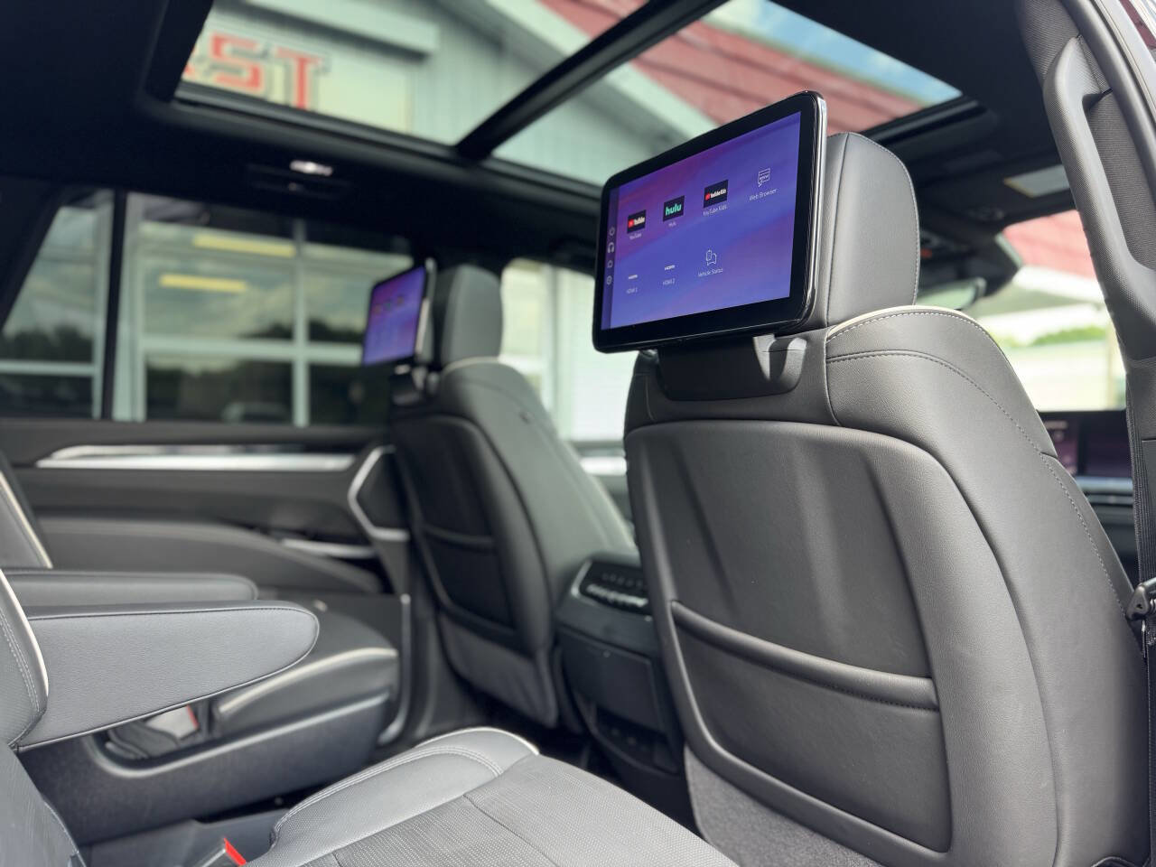 Used 2025 Cadillac Escalade Sport w/ LPO, ONYX Package image 37