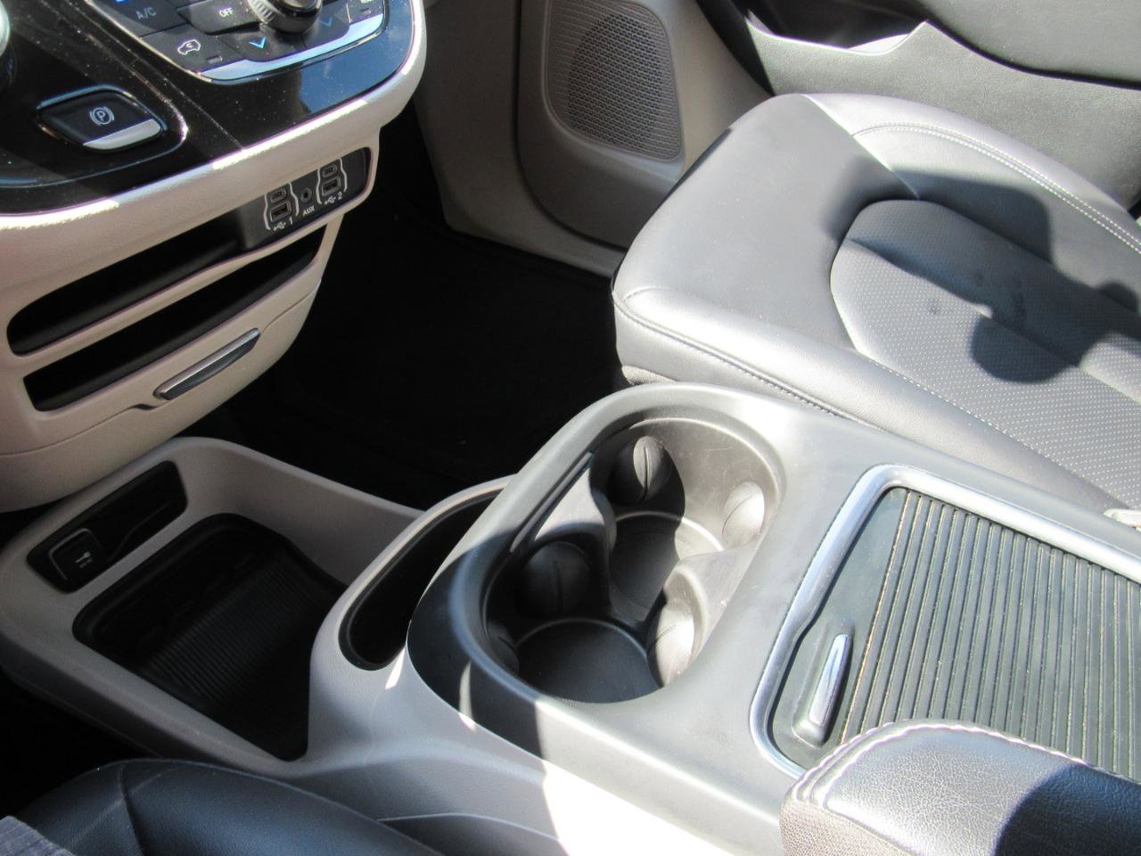 Used 2024 Chrysler Pacifica Touring-L FWD image 7