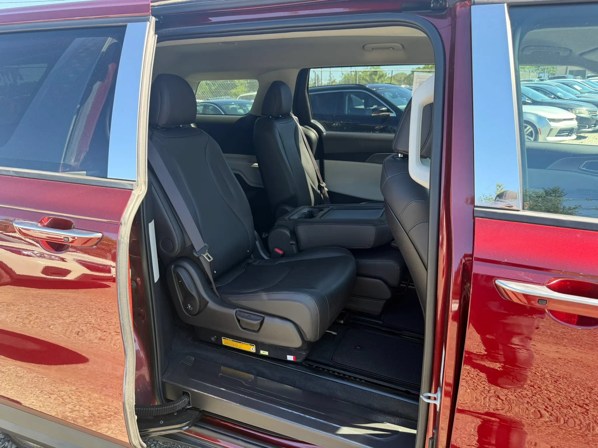 Used 2023 Kia Carnival LX FWD image 29